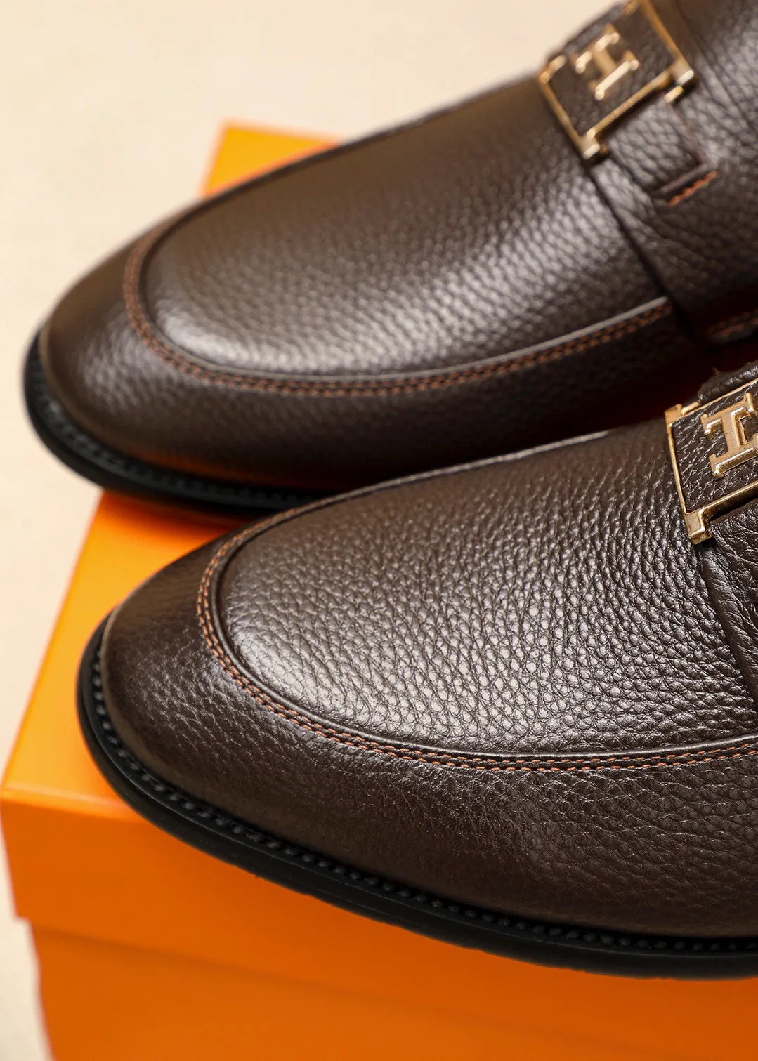 Men's shoes 💰442 💐 Product trademark: HERMES "Hermès" casual leather shoes Regular size: 38-44 (45🉑️customized) Product materials: Selected imported first-layer pebbled calfskin upper + luxury hardware buckle, imported water-dyed 🐂 cowhide lining. Strong three-dimensional visual effect, combined outsole Color: 2⃣️colors available